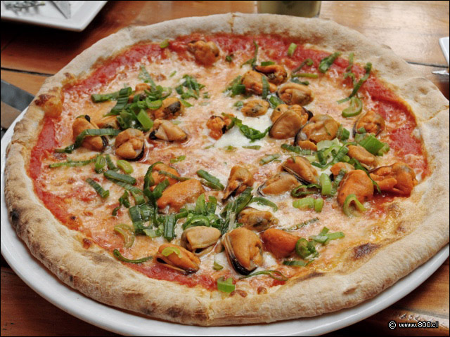 La Pizza dalcahuina con choritos y ceboll�n - Signore Pizza